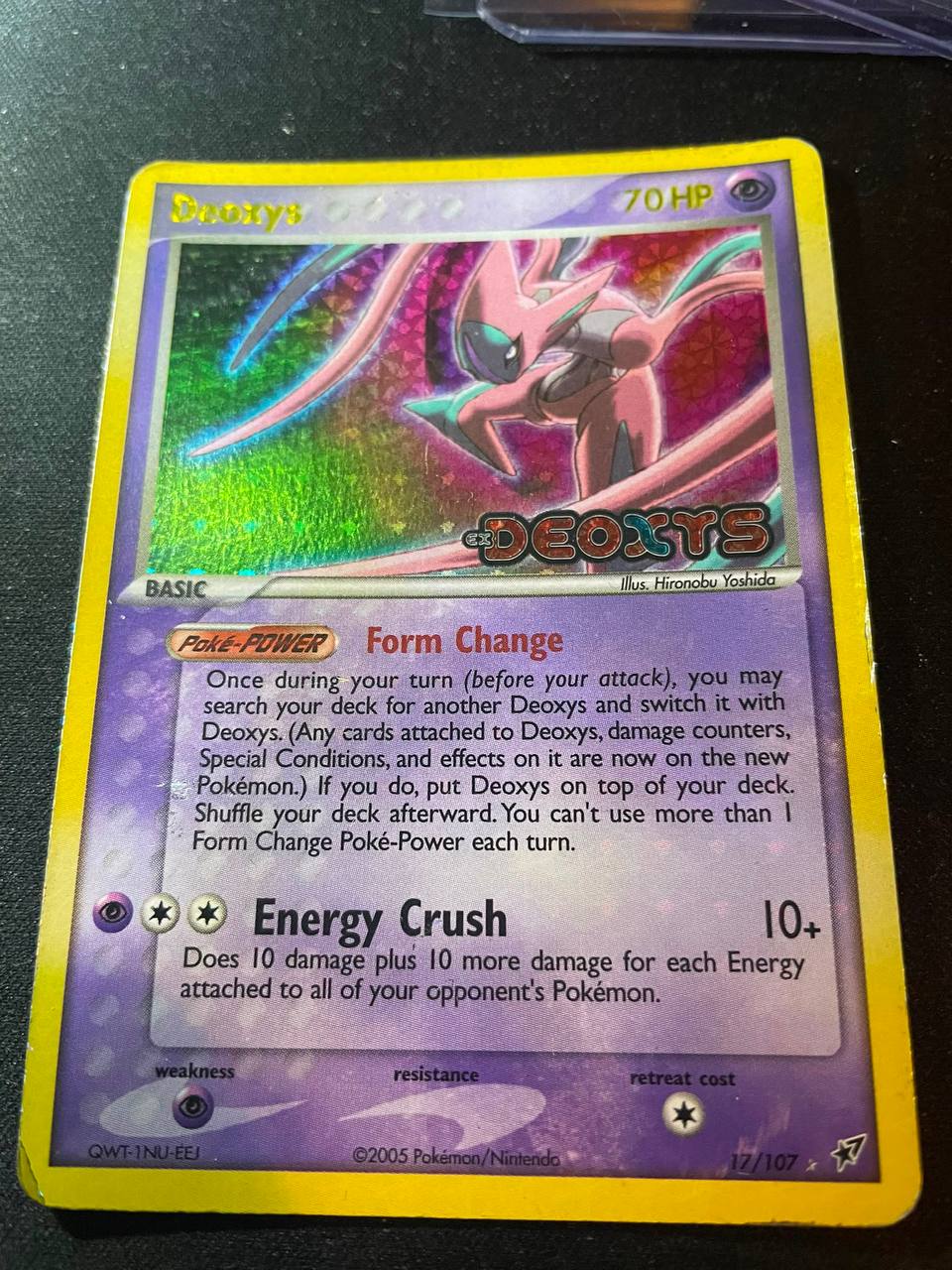 Deoxys holo met aanslag en witte krasjes — na behandeling